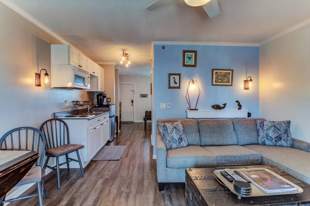 Appartamento Kraken'S Den * Oceanview * Steps To Ocean * Pool Carolina Beach Esterno foto