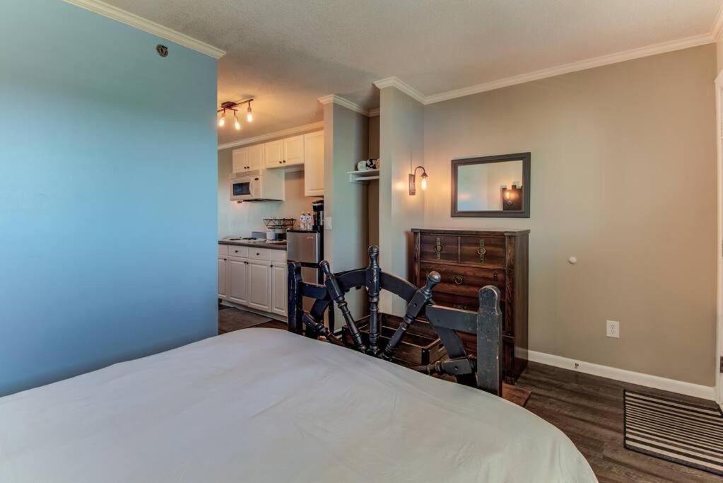 Appartamento Kraken'S Den * Oceanview * Steps To Ocean * Pool Carolina Beach Esterno foto