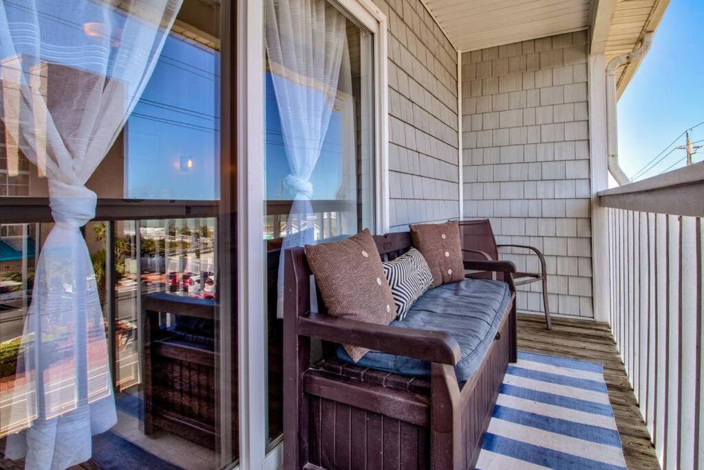 Appartamento Kraken'S Den * Oceanview * Steps To Ocean * Pool Carolina Beach Esterno foto