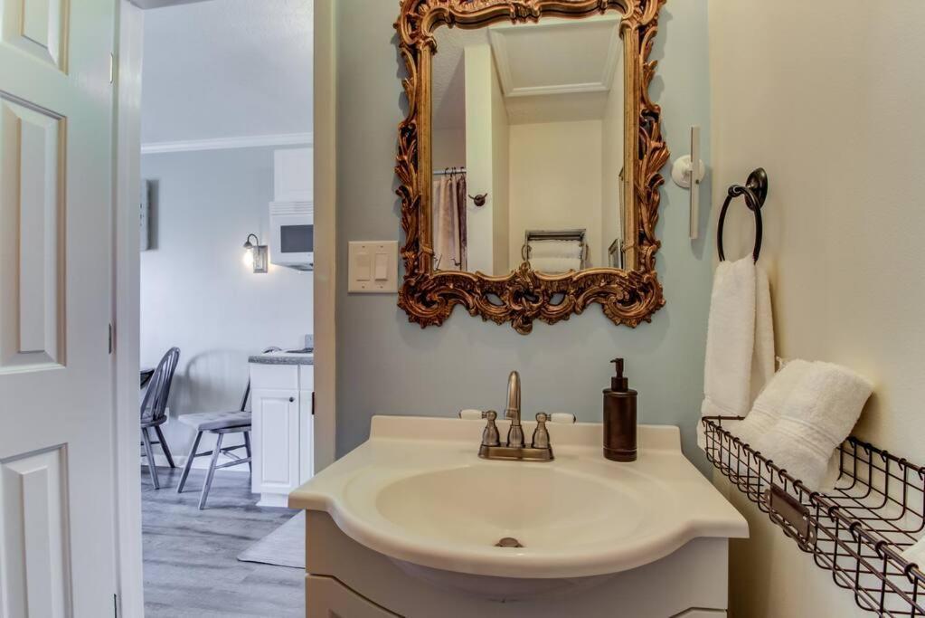 Appartamento Kraken'S Den * Oceanview * Steps To Ocean * Pool Carolina Beach Esterno foto