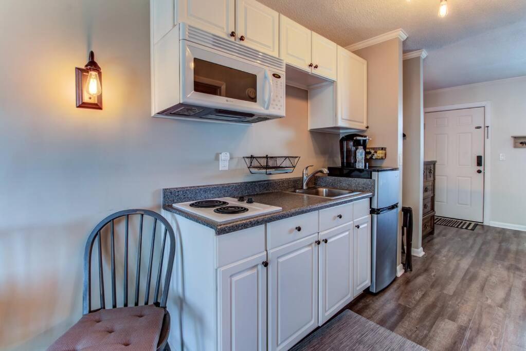 Appartamento Kraken'S Den * Oceanview * Steps To Ocean * Pool Carolina Beach Esterno foto