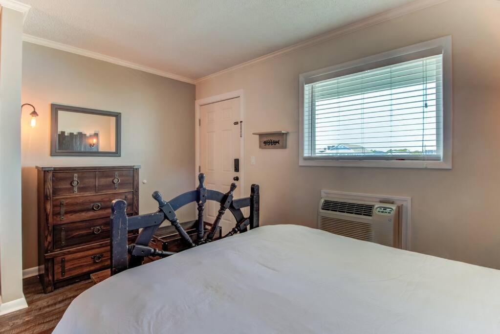 Appartamento Kraken'S Den * Oceanview * Steps To Ocean * Pool Carolina Beach Esterno foto