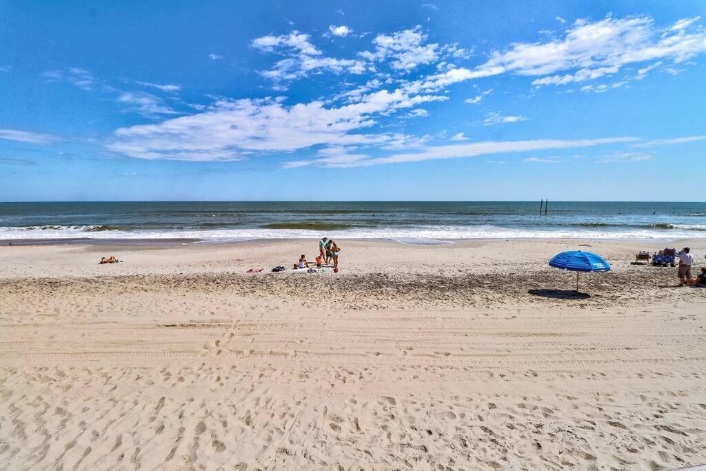 Appartamento Kraken'S Den * Oceanview * Steps To Ocean * Pool Carolina Beach Esterno foto